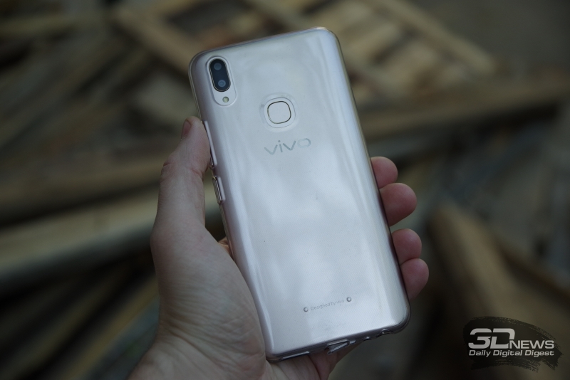  Vivo V9 в комплектном силиконовом чехле 