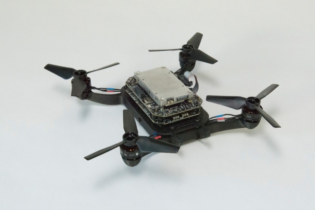 Исследователи начали обучать дронов в виртуальной реальности во избежание столкновений"