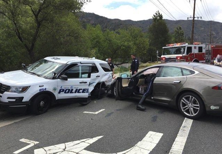 Электрокар Tesla на автопилоте попал в очередную аварию"