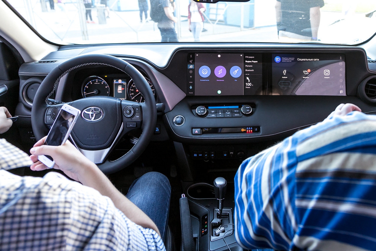 Яндекс показал демомобиль на базе Toyota RAV4 с платформой Яндекс.Авто"
