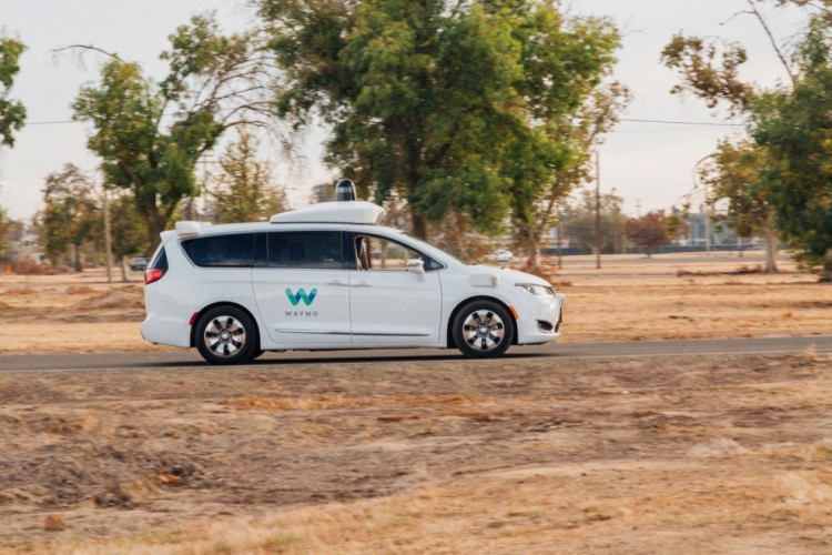 «Дочка» Alphabet купила 62 000 минивэнов Chrysler Pacifica"