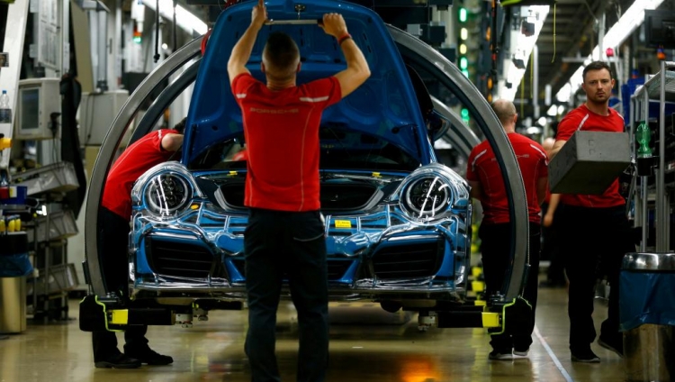 Переход на выпуск электромобилей грозит немецкому автопрому потерей 75 тысяч рабочих мест"