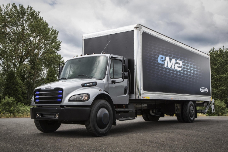Daimler представила два электрических грузовика — Freightliner eCascadia и eM2"
