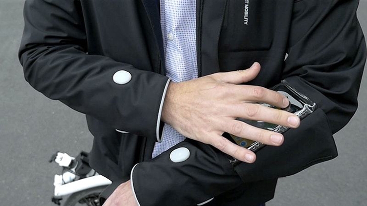 «Умная» куртка Ford сделает езду на велосипеде в городе более безопасной"