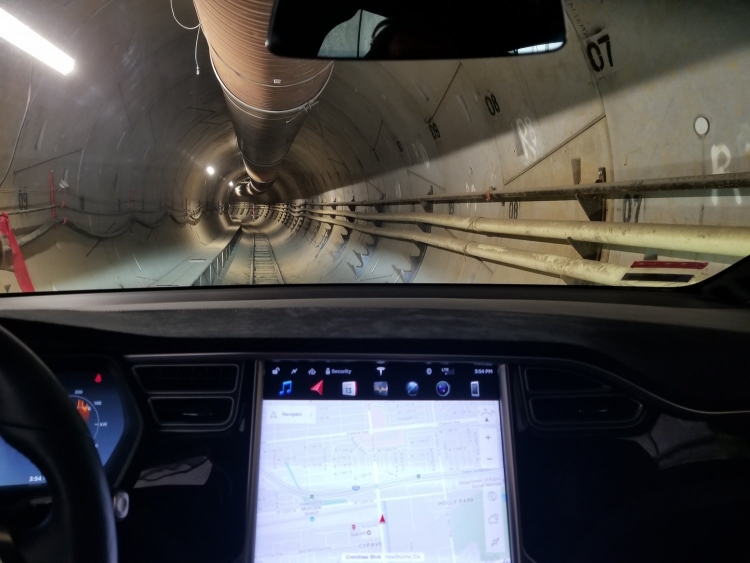 Boring Company испытала Model X в своём тоннеле под Лос-Анджелесом"