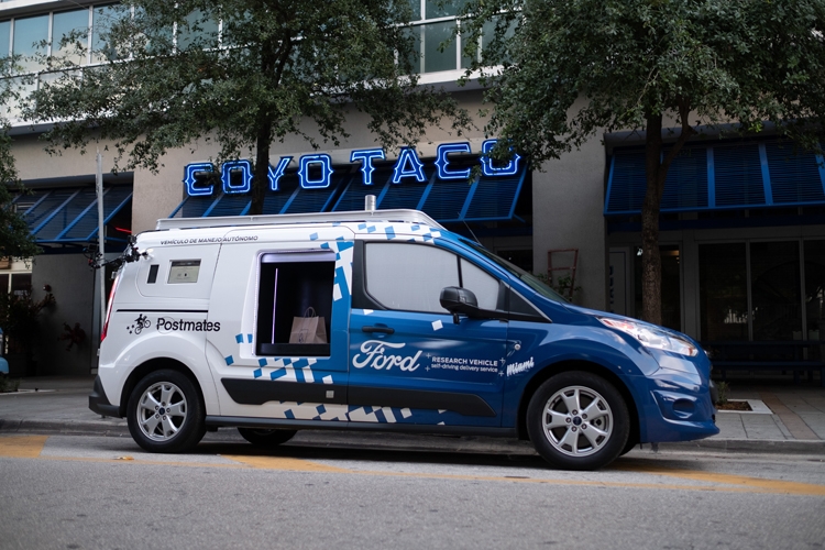 «Беспилотный» фургон Ford Transit Connect начал доставлять еду и товары"