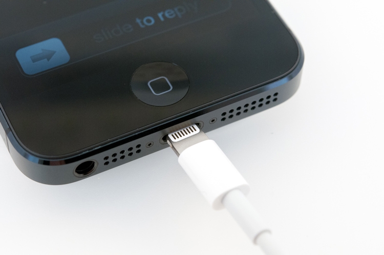iPhone 5 первым получил порт Lightning. iPhone X мог его лишиться