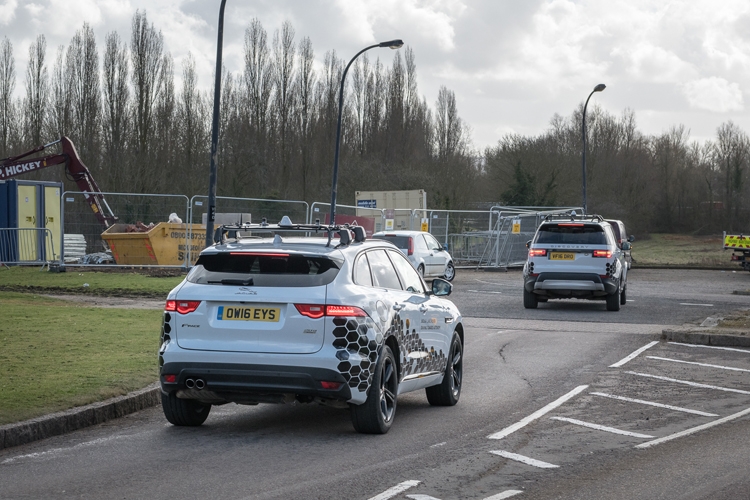 Jaguar Land Rover показала подключённые автомобили с системой V2X"