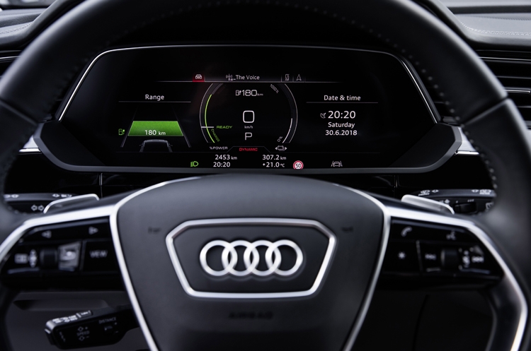 Рассекречен высокотехнологичный интерьер кроссовера Audi e-tron"
