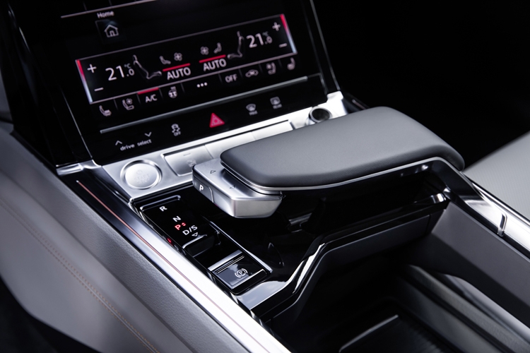 Рассекречен высокотехнологичный интерьер кроссовера Audi e-tron"
