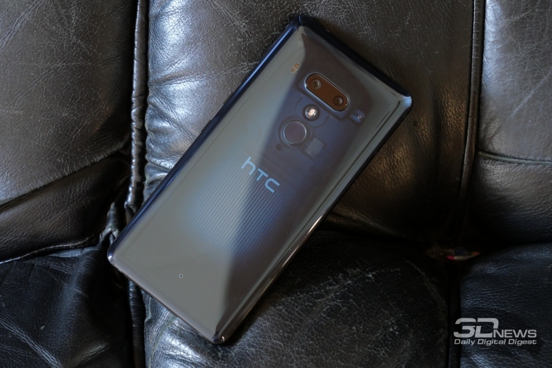  HTC U12+, тыльная панель: два объектива основной камеры, дополнительный микрофон, двойная светодиодная вспышка и лазерный помощник автофокуса; под этим блоком – сканер отпечатков пальцев 