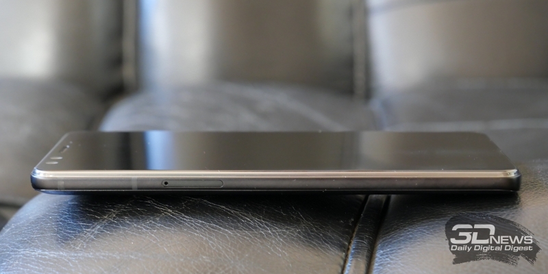  HTC U12+, левая грань: слот для SIM-карт и карты памяти microSD 