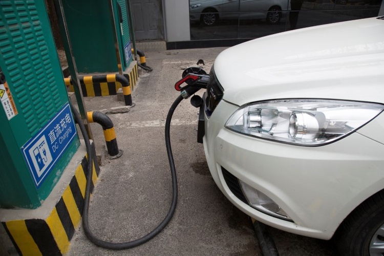 Китай готовится вновь сократить субсидии на электромобили"