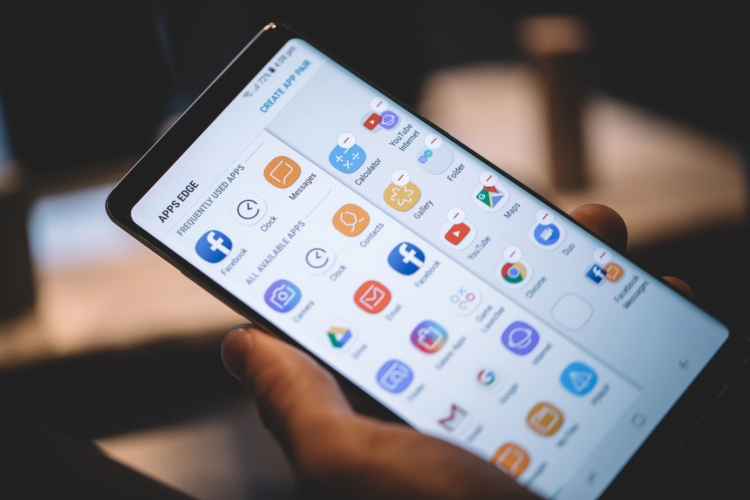 Samsung может выпустить смартфон со складным экраном в начале 2019 года"