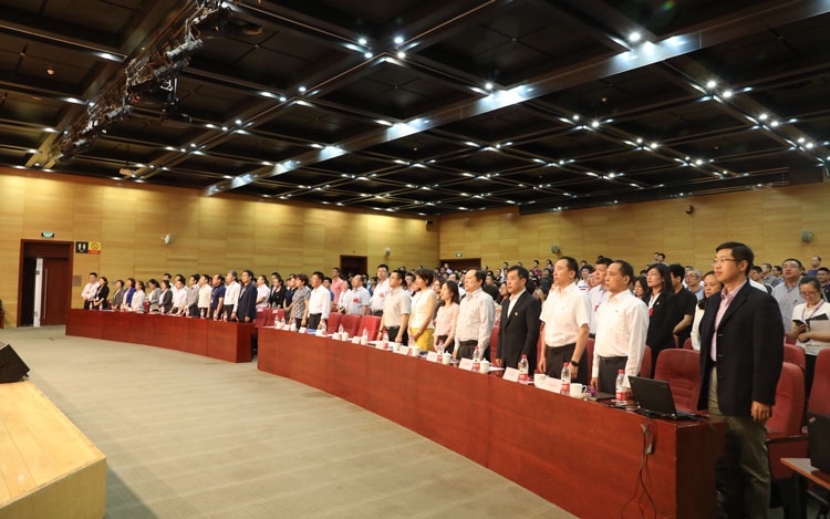  Заседание партийной ячейки компании Tsinghua Unigroup традиционно завершается исполненнием «Интернационала» 