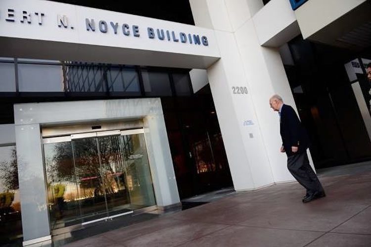 Гордон Мур, со-основатель корпорации Intel, входит в штаб-квартиру компании, в здание Robert Noyce Building в Санта-Кларе, Калифорния.
