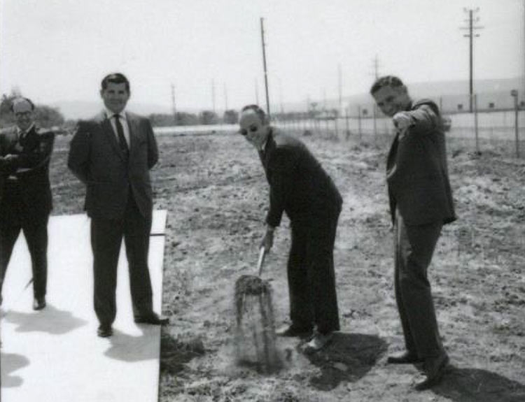 Гордон Мур с лопатой, Роберт Нойс и еще двое сотрудников во время закладки первого камня штаб-квартиры Intel в апреле 1970 года в Санта-Кларе, Калифорния