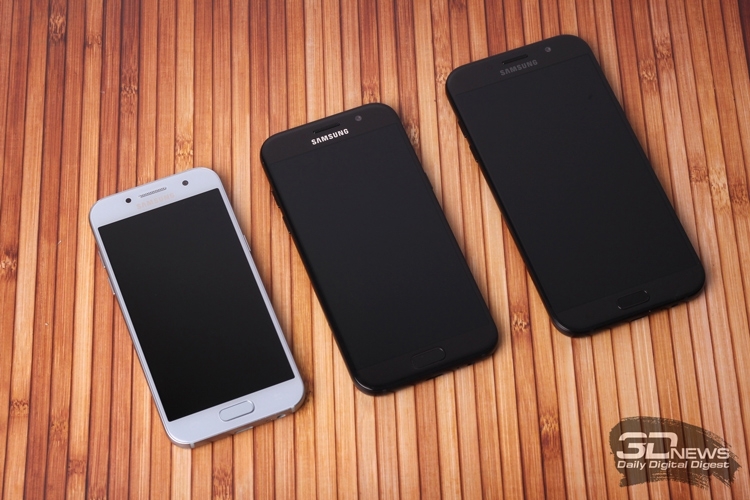  Samsung Galaxy A-series (2017) слева направо: A3, A5 и A7 