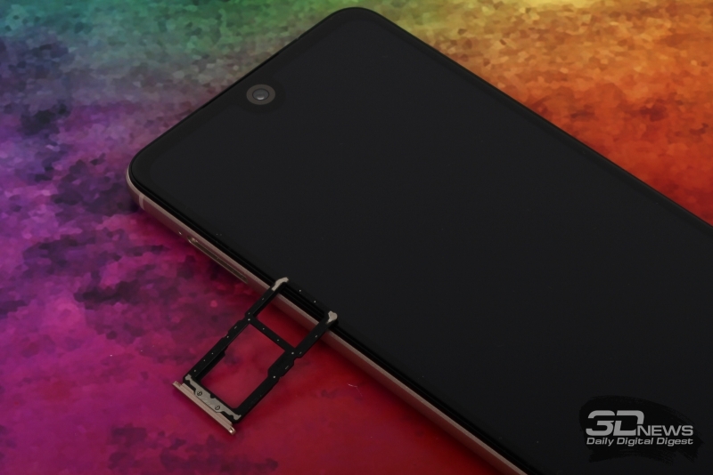  BQ Universe, слот для SIM-карт и карты памяти стандарта microSD 