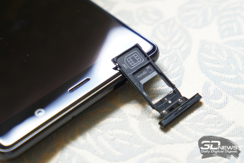  Sony Xperia XZ2 Premium, слот для SIM-карт и карты памяти 