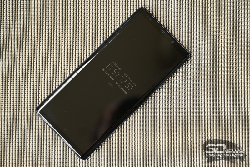  Samsung Galaxy Note9, лицевая панель: загнутые к боковым граням дисплей, над ним – разговорный динамик, фронтальная камера, индикатор и различные датчики (сканер радужки, освещения и приближения) 