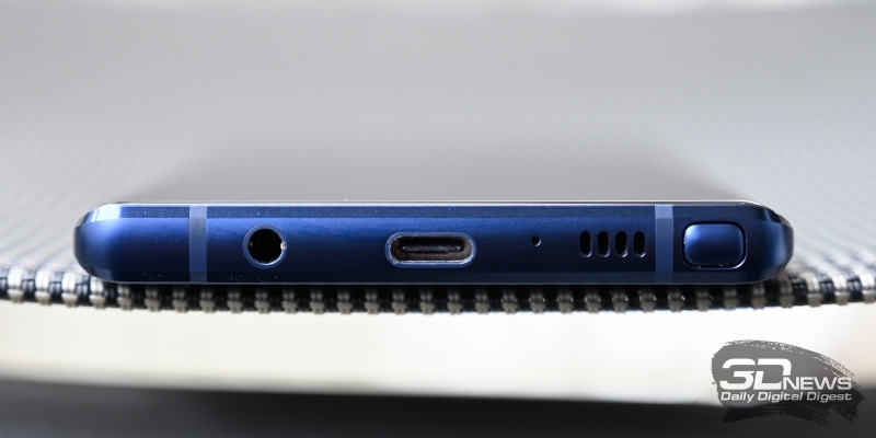  Samsung Galaxy Note9, левая грань: клавиша регулировки громкости и клавиша вызова ассистента Bixby (можно будет переназначить) 