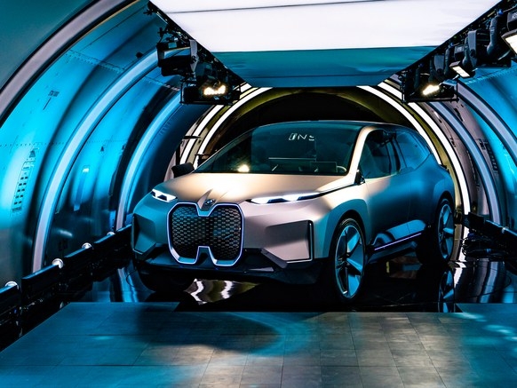 Концепт электрокара BMW iNext показали в шоуруме на борту авиалайнера"