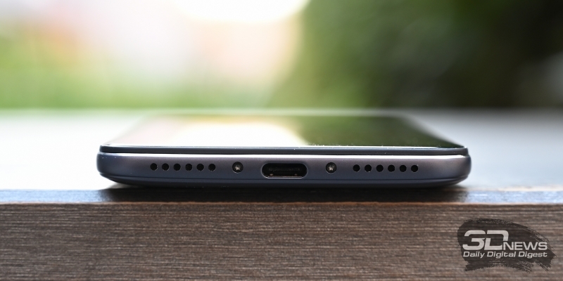  Xiaomi Pocophone F1, нижняя грань: порт USB Type-C, динамик и микрофон 