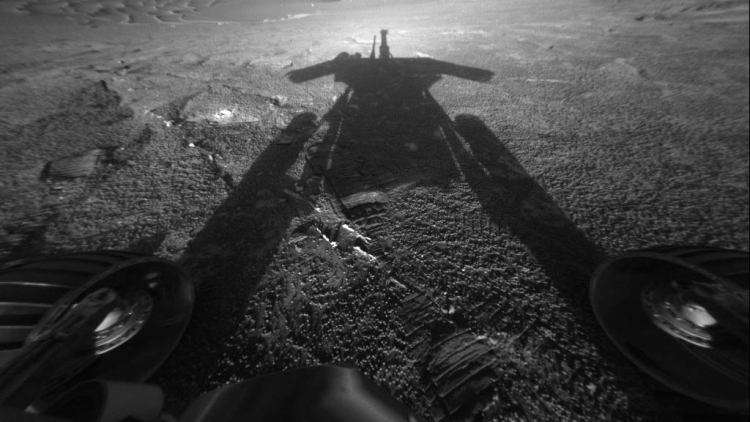 Марсоход Opportunity сфотографировали с орбиты, но связи нет"