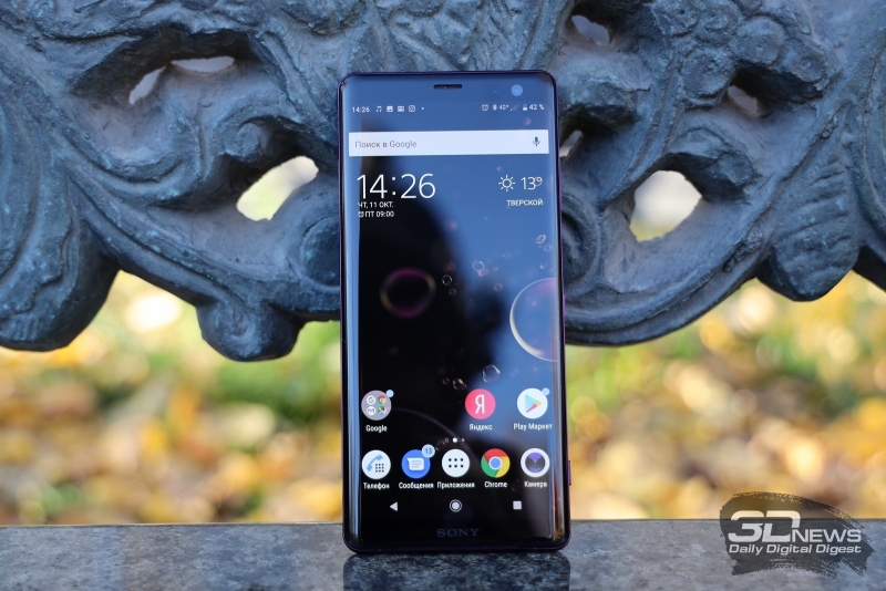  Sony Xperia XZ3, лицевая панель: над дисплеем – индикатор состояния, датчик освещения, разговорный динамик и фронтальная камера; под дисплеем – еще один динамик 