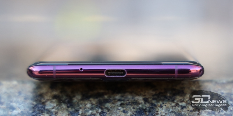  Sony Xperia XZ3, нижняя грань: разъем USB Type-C и микрофон 