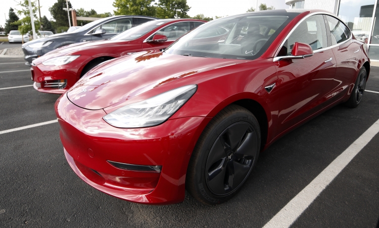 Сообщается, что Tesla выпустила уже более 100 тысяч Model 3"