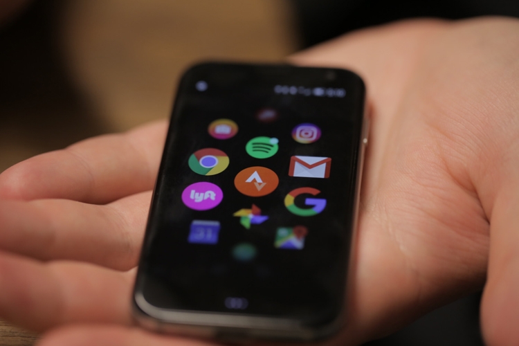 Необычный смартфон Palm оснащён 3,3-дюймовым дисплеем"