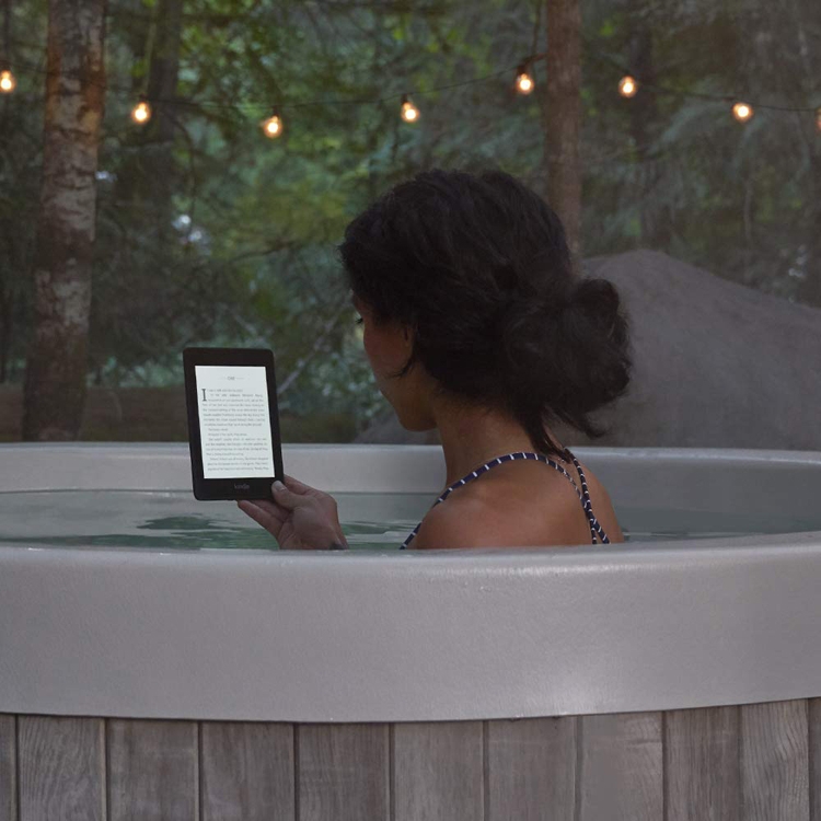 Новая электронная книга Kindle Paperwhite не боится воды"