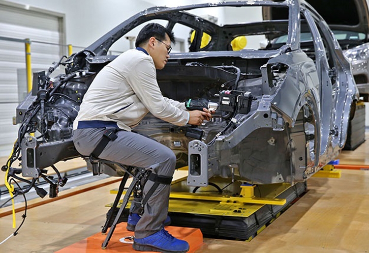 Экзоскелеты Hyundai облегчат работу сотрудников сборочных линий"