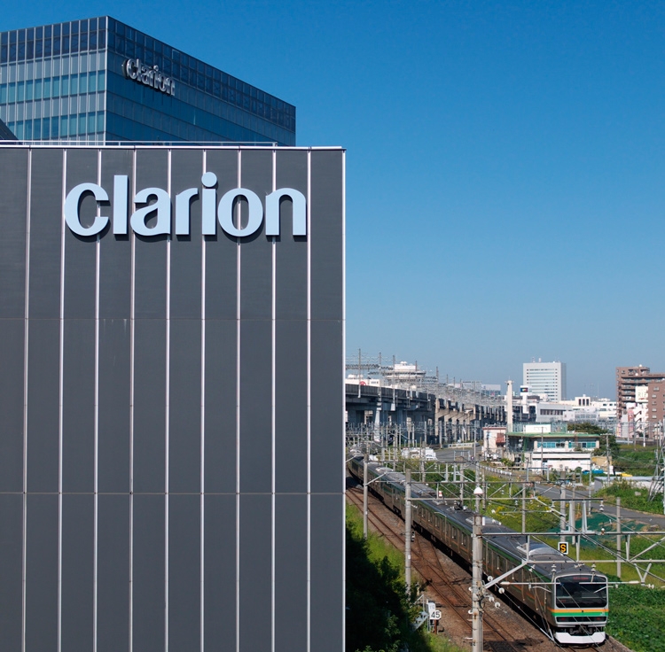 Из-за популярности смартфонов в качестве навигаторов Hitachi решила продать Clarion"