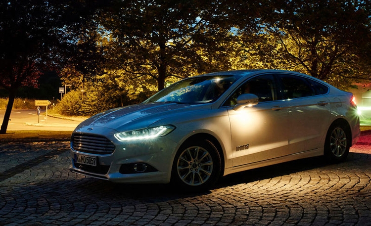 Фары автомобилей Ford смогут менять освещение с учётом знаков и разметки"