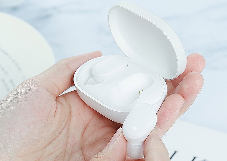 Полностью беспроводные наушники Xiaomi AirDots стоят $25"
