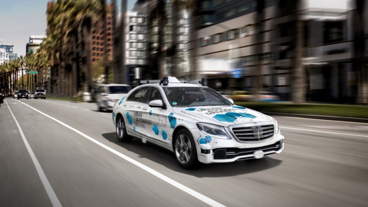 Mercedes-Benz и Bosch запустят в Сан-Хосе сервис перевозок самоходными автомобилями"