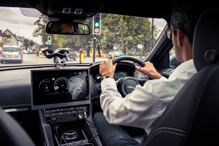 V2X-технология Jaguar Land Rover повысит эффективность движения в городах"