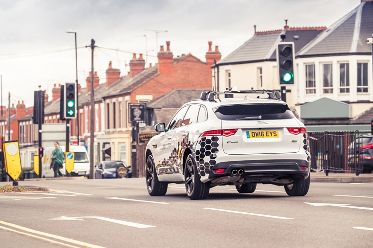 V2X-технология Jaguar Land Rover повысит эффективность движения в городах"