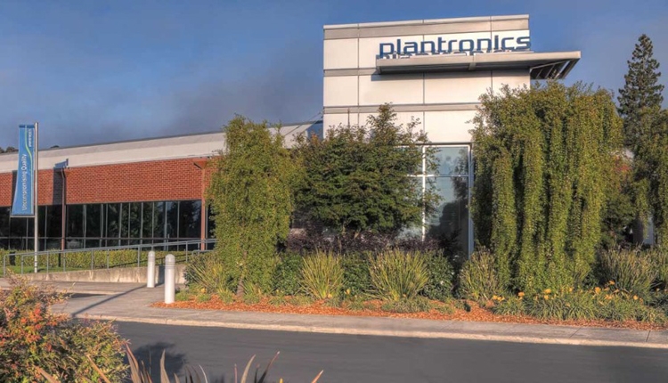 Logitech планирует купить производителя гарнитур Plantronics"