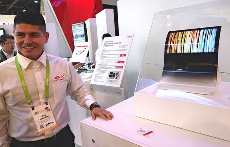  Стенд Denso с автомобильными дисплеями JOLED на январской выставке в Лас-Вегасе (Nikkei) 