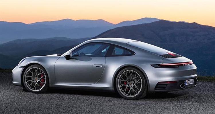 Спорткар Porsche 911 восьмого поколения распознаёт мокрую дорогу"