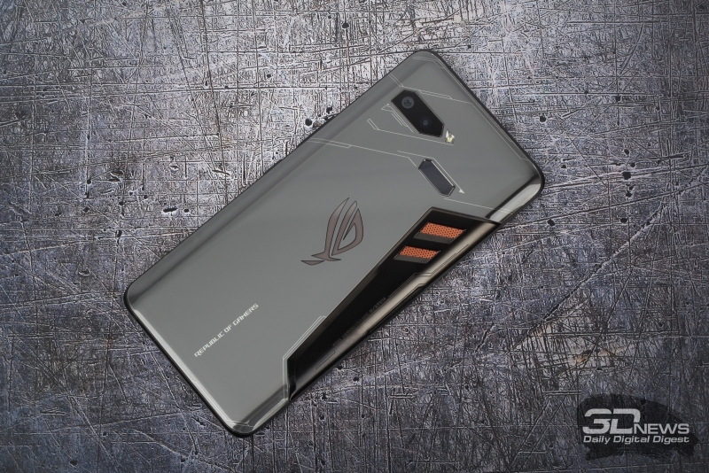  ASUS ROG Phone, задняя панель: блок двойной камеры, одинарная светодиодная вспышка, сканер отпечатков пальцев и несколько декоративных элементов – светящийся логотип Republic of Gamers и «отверстия» системы охлаждения 