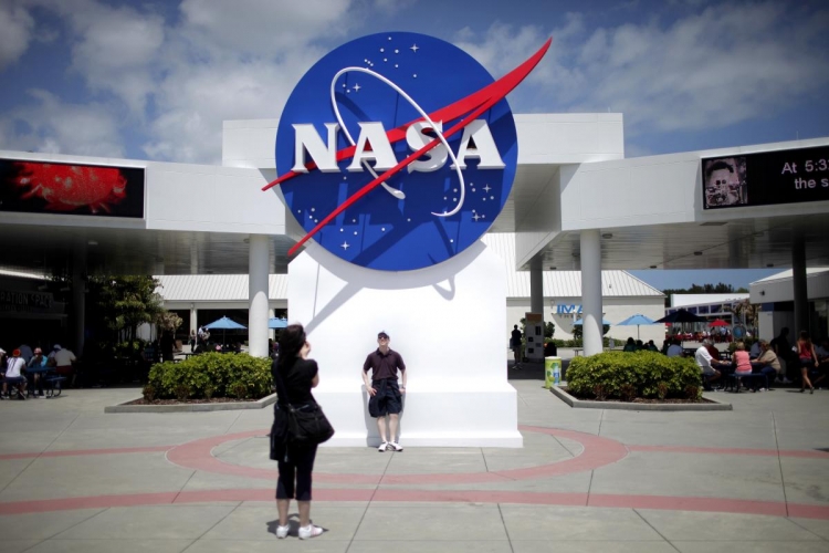 NASA отдаёт разработку лунной программы на откуп частным компаниям"