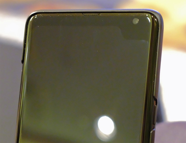 У Samsung готов прототип 5G-смартфона со странным вырезом в экране"