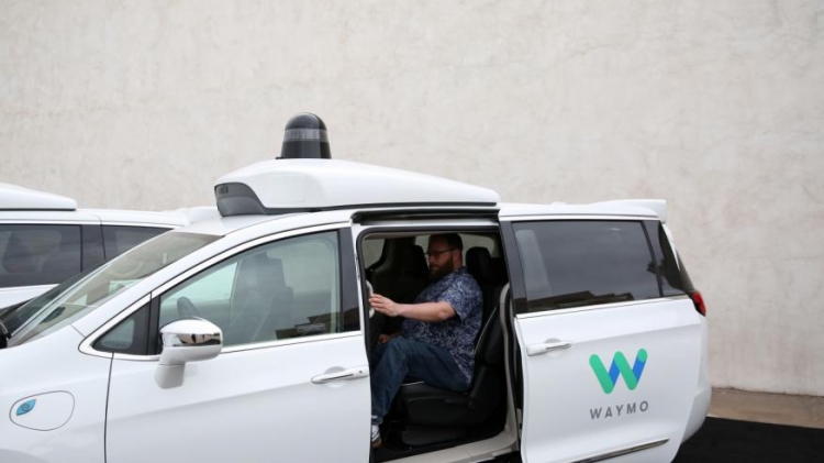 Waymo запустила платный сервис самоходных такси"