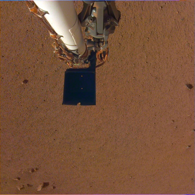 Фото дня: марсианский зонд InSight расправляет роботизированную «руку»"