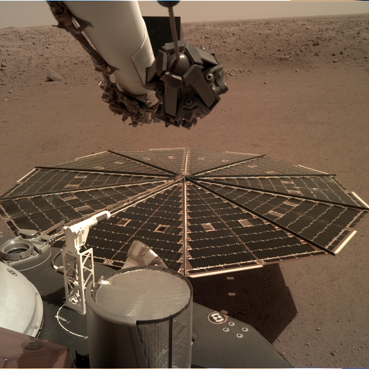 Фото дня: марсианский зонд InSight расправляет роботизированную «руку»"
